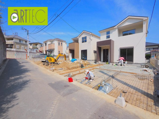 【前面道路含む現地写真】 | 【前面道路】
前面道路は毎日の駐車の出し入れで大事なポイントです！
車種によっても便利・不便がありますのでご確認ください♪