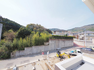 【展望】 | 【穏やかな街並みの眺望】
バルコニーから見える穏やかな街並み
爽やかな風と柔らかく降り注ぐ陽光を感じて頂けます。心地良い開放感が暮らしにゆとりと充足感をもたらします