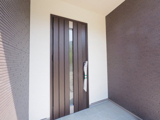 【エントランス】 | 【エントランス】
玄関ドアはお洒落な色を採用
日々の帰宅も今とは違う空間に