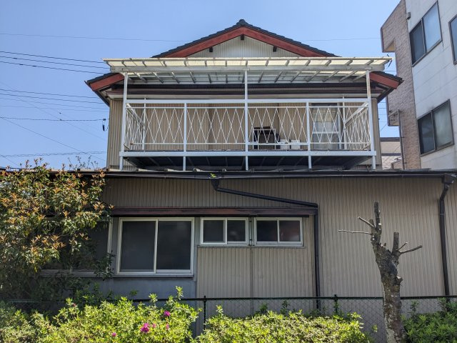 売中古戸建　藤枝市藤枝１丁目の外観|大きなバルコニーがあり、屋根もかかっています。