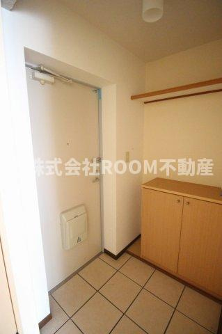 ネオハイツ宮丸の玄関|収納もある玄関です