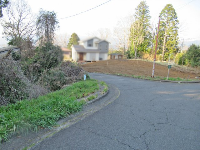 伊豆エメラルドタウン①の前面道路含む現地写真