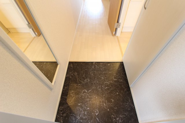 クレイノミオラコートの玄関