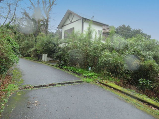 伊豆エメラルドタウン③の前面道路含む現地写真