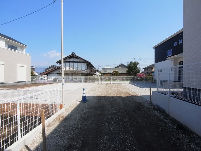 新築　渋川市石原第2　7号棟の前面道路含む現地写真|西側接道幅員約6ｍ