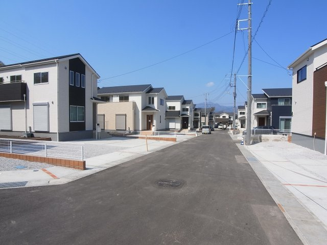 新築　渋川市石原第2　4号棟の前面道路含む現地写真|東側接道幅員約6ｍ