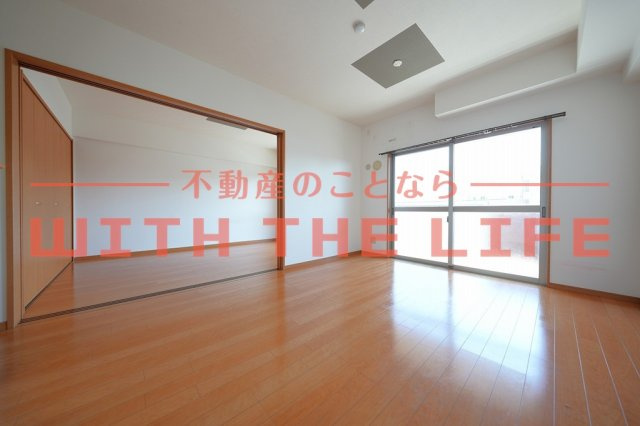 グランドヒルズ篠山【キャッシュバック対象】の居間・リビング|こちらのリビングで趣味の時間をお楽しみください