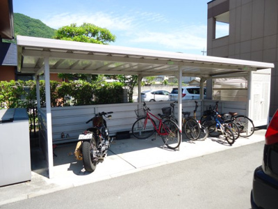 【その他共用部分】 | ニコ泉 | 屋根付き駐輪場