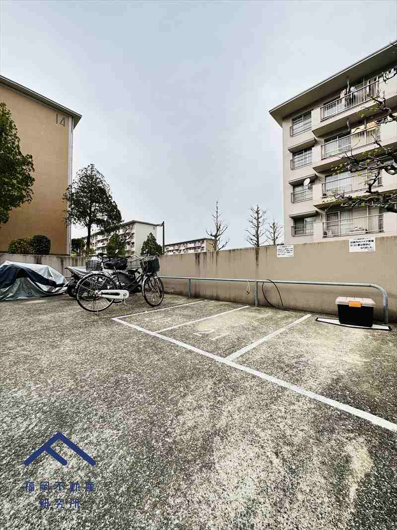 油山団地13棟の駐車場