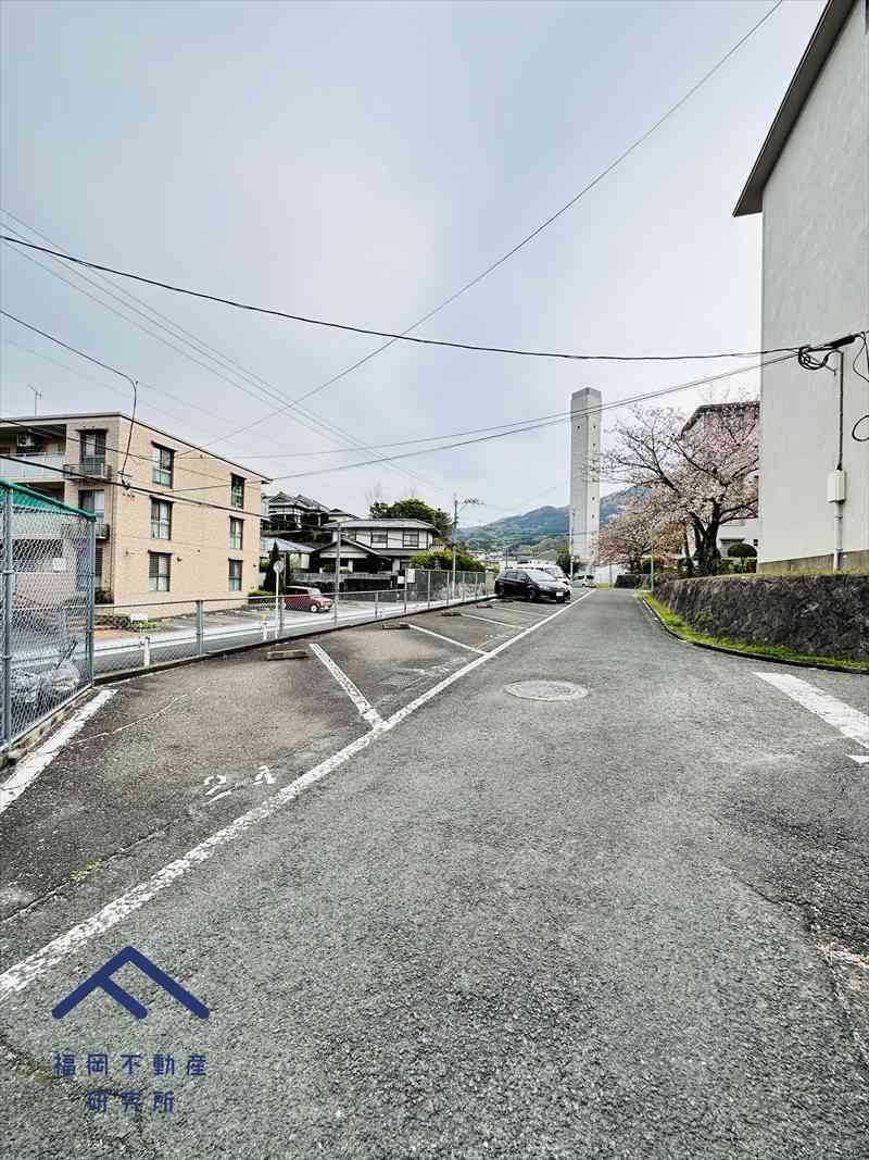 油山団地13棟の駐車場