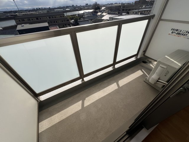 エイムオーエス島崎町マンションのバルコニー