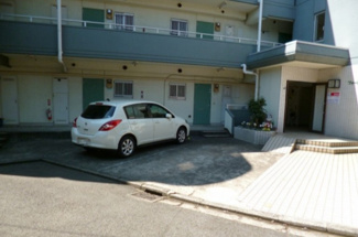 【駐車場】 | いつでも目の届く敷地内に駐車場があります♪お車をお持ちのファミリーさんにオススメです☆