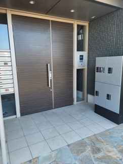 【エントランス】 | 宅配ボックスもありますよ