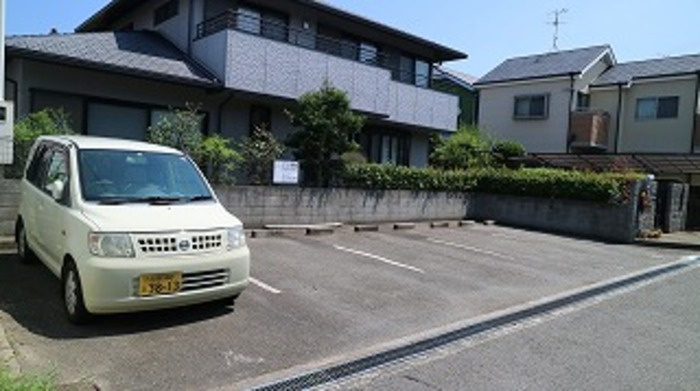ラナカスターナの駐車場