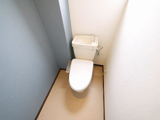 杉本マンションのトイレ|落ち着いた色調のトイレです