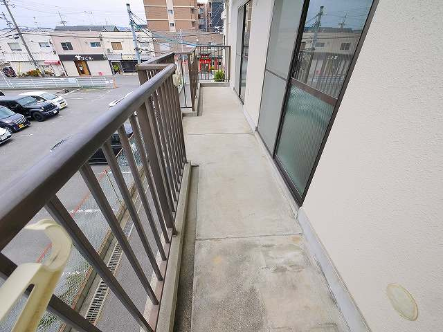 杉本マンションのバルコニー|開放的で明るい空間を演出してくれるバルコニーです