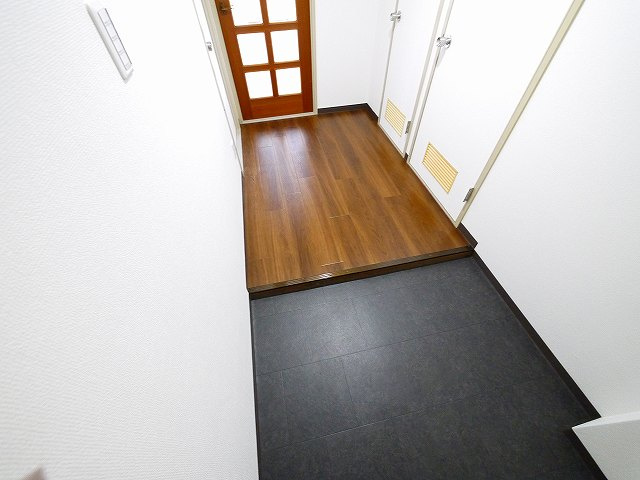 杉本マンションの玄関|明るい玄関です