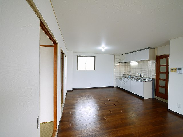 杉本マンションの居間・リビング|こちらのリビングで趣味の時間をお楽しみください