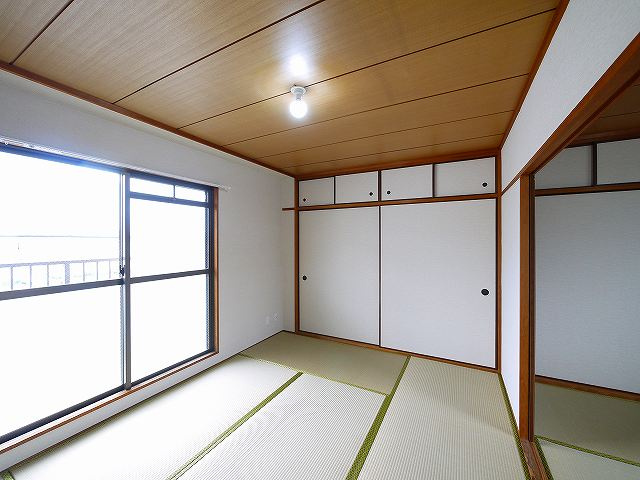 杉本マンションの寝室|明るい和室です