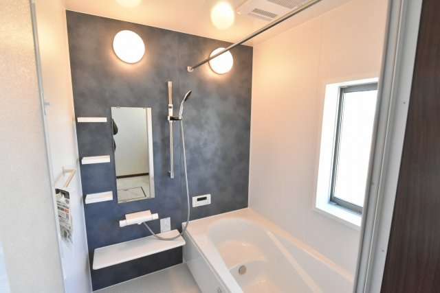【浴室】 | 鴻巣市箕田字富士山　全14区画 | LIXILのシステムバス　浴室換気乾燥暖房機付で心地よいバスタイムを♪　丸洗いカウンターなどお手入れもしやすい仕様です。