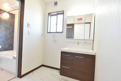 【独立洗面台】 | 鴻巣市箕田字富士山　全14区画 | LIXILの洗面化粧台MV。継ぎ目のないキレイアップカウンターやキレイアップ水栓などでお手入れもラクラク♪