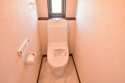 【トイレ】 | 鴻巣市箕田字富士山　全14区画 | LIXILの壁リモコン付シャワートイレ（建築中）　フチレスタイプの便器でお手入れもしやすくなっています。