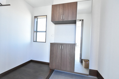 【玄関】 | 鴻巣市箕田字富士山　全14区画 | 玄関ひろびろ、容量たっぷりの玄関収納はミラー付でお出かけ前の身だしなみチェックもバッチリです♪