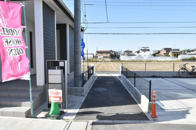 【前面道路含む現地写真】 | 鴻巣市箕田字富士山　全14区画 | フットパス部分