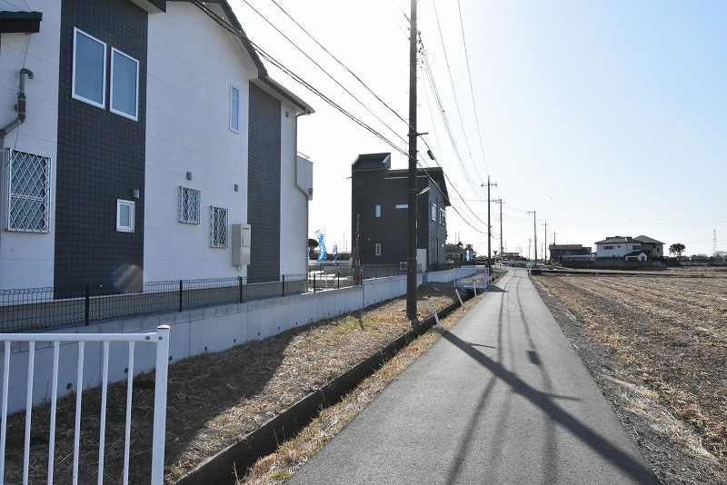 鴻巣市箕田字富士山　全14区画の前面道路含む現地写真|西側の道路