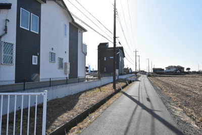 【前面道路含む現地写真】 | 鴻巣市箕田字富士山　全14区画 | 西側の道路