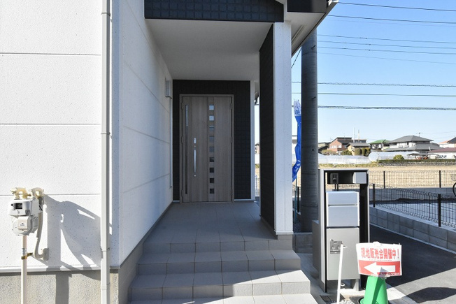 【外観】 | 鴻巣市箕田字富士山　全14区画 | 広い玄関ポーチは雨の日でも鍵の開け閉めラクラク♪　親子タイプの断熱玄関ドアはカードキー付！　ポストに宅配ボックス付きなので再配達の削減にも！