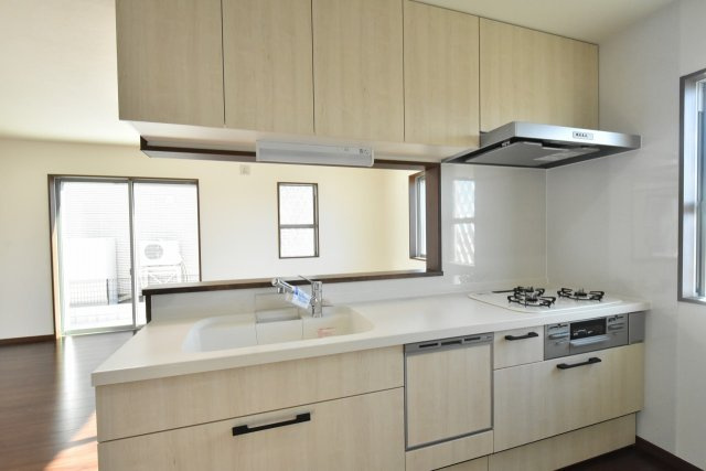 【キッチン】 | 鴻巣市箕田字富士山　全14区画 | LIXILのシステムキッチン　食器洗浄乾燥機付、人造大理石シンク、浄水器付シャワー水栓など嬉しい設備と収納が満載♪