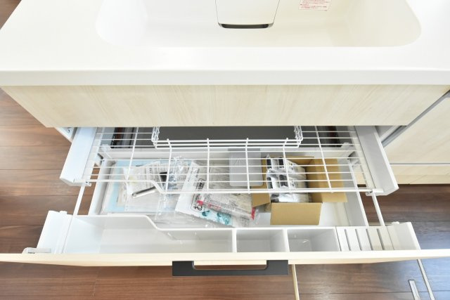 【キッチン】 | 鴻巣市箕田字富士山　全14区画 | キッチンシンク下の収納スペースはアシストポケット・シェルフ付で便利です♪