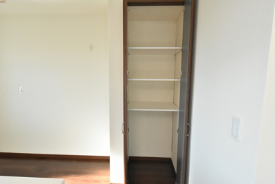 【収納】 | 鴻巣市箕田字富士山　全14区画 | キッチン横のパントリーも人気！高さが変えられる可動棚付で便利です。