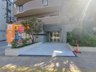 【外観】 | シンプルながら洗練された印象のエントランス。お住まいの方を心地よくお迎えします