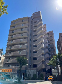 【外観】 | 室見駅まで徒歩1分の超好立地。すぐ近くに買い物施設も多数あり、とても生活しやすいです。ペット飼育相談OKなので、大切な家族も一緒に新しい生活を始められますよ！