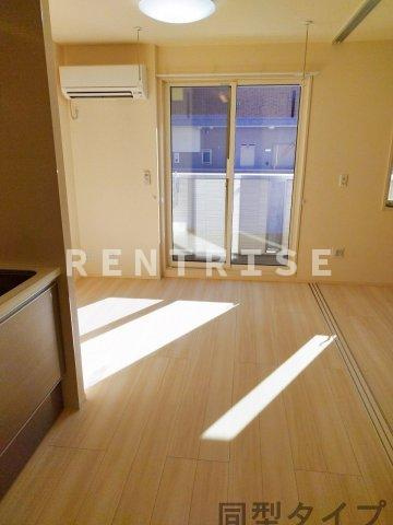 一宮市末広２丁目のアパートの居間・リビング