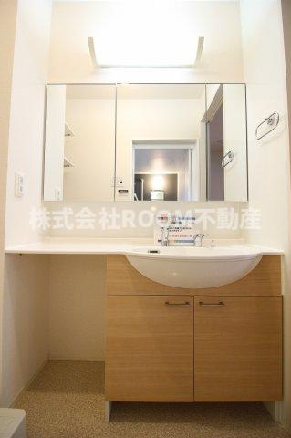 ル・グラン花繰　Ⅰ・Ⅱの独立洗面台|独立洗面台、小物を置くことができて便利です