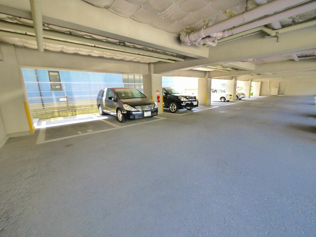 メープルコート中村の駐車場|車をお持ちの方に嬉しい駐車場付きの物件です