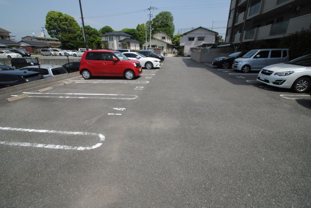 久留米市東櫛原町の賃貸マンションの駐車場