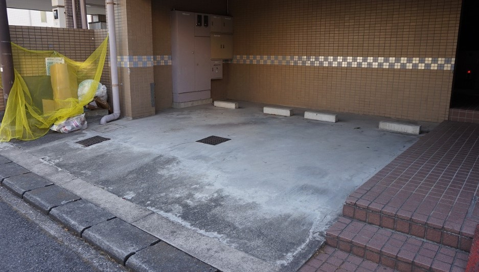 ジュネパレス市川４８の駐車場