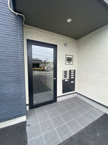 BRAVE　BASE久留米南のエントランス|反転タイプ