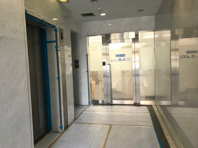 吉敷町スクエアビルのエントランス