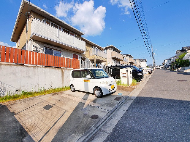 ラ　ヴィ　トロワの駐車場|車をお持ちの方に嬉しい駐車場付きの物件です