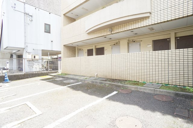 スイートキャッスル市川の駐車場|敷地内駐車場♪空きがございます♪