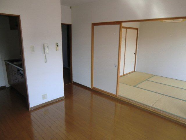 クレスト本町の居間・リビング