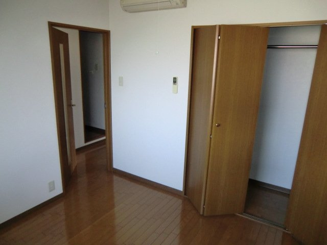 クレスト本町の寝室