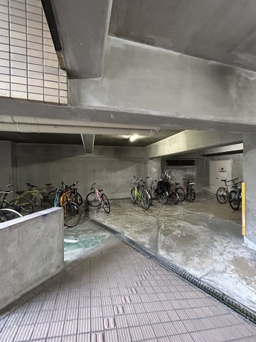 サイストン旭の駐車場