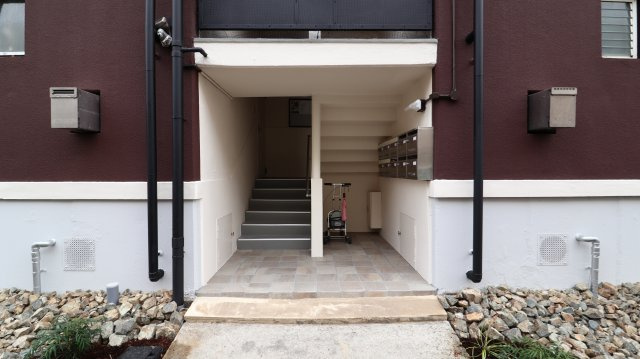 高津橋農住団地D棟のエントランス