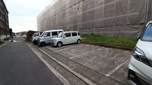 高津橋農住団地D棟の駐車場
